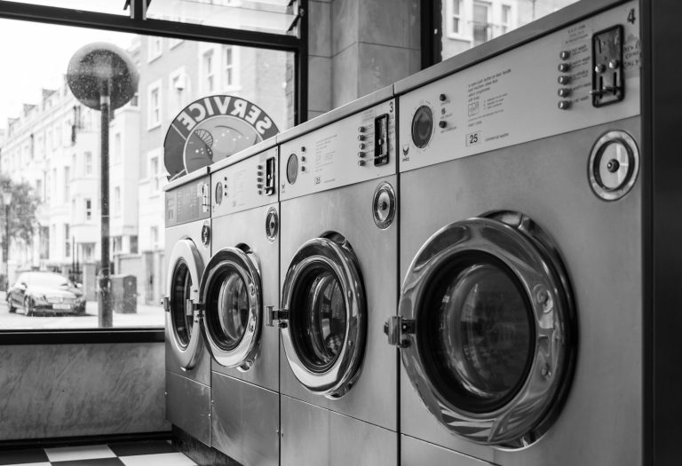 Deretan mesin cuci koin self-service di outlet laundry