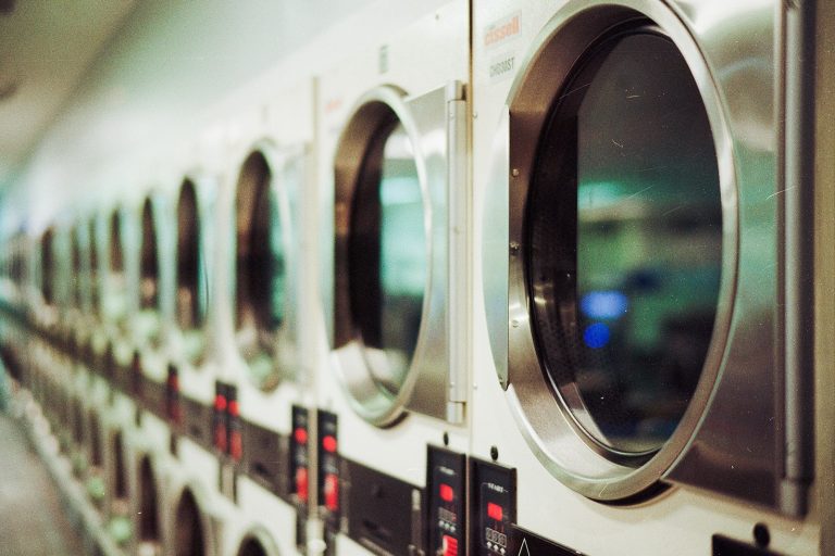 Deretan mesin cuci di laundry koin self-service